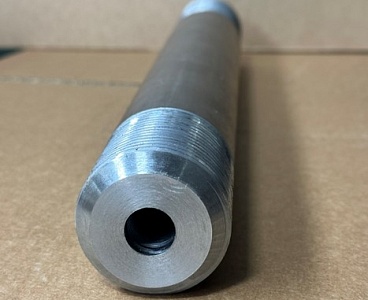 Шпильки длиной 330 мм с резьбой М48 и нестандартным исполнением резьбовых участков